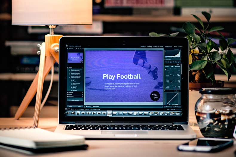 What are the features of Retail Digital Signage Solutions?