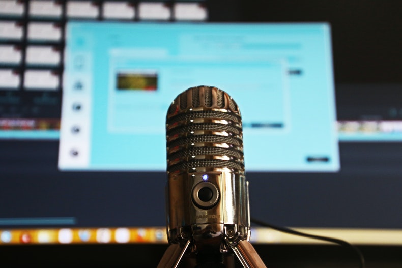 Top 10 Ecommerce Podcasts to Listen for Startups